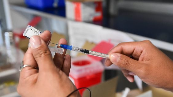 9 de cada 10 personas desconocen que se pueden aplicar simultáneamente la vacuna del Covid y la Antigripal. Foto: Mariana Villa / Los Andes