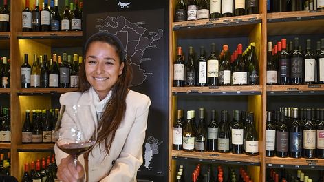 Los Andes | Florencia Dibattista, conocida en instagram como @flordebodegas, busca acercar las bodegas a los visitantes. Foto: Marcelo Rolland / Los Andes