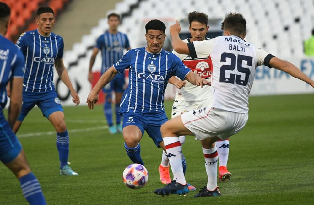 Mereció más. Nelson Acevedo (5) encara ante la marca de Baldi (25), mientras Tomás Castro Ponce (27) observa. El Tomba mostró otra postura y determinación frente a Tigre. / José Gutiérrez