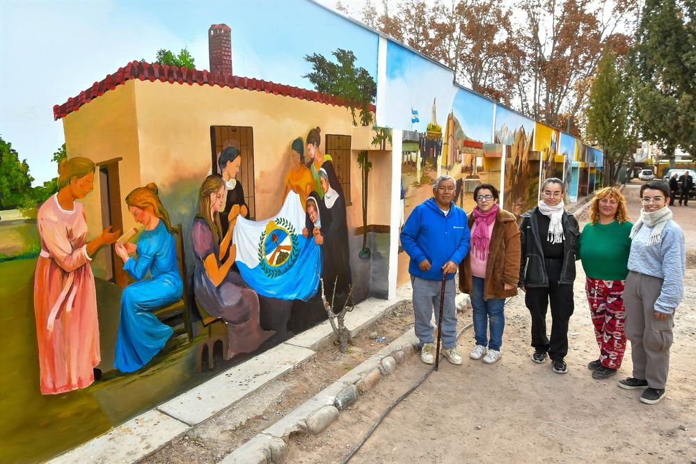 Arte en una finca. Escena de las patricias mendocinas y religiosas confeccionando la bandera del Ejército de Los Andes. A la derecha, los autores del mural y alumnas de la Escuela de Artes Plásticas de la UNCuyo.