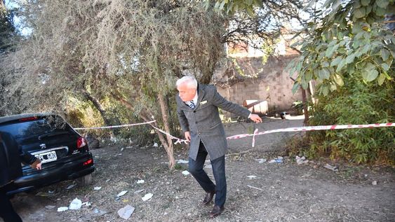 El fiscal Claudio Griffi inspeccionó esta mañana de lunes la casa de barrio Kairos donde ocurrió el brutal ataque el fin de semana. (Pedro Castillo/La Voz)