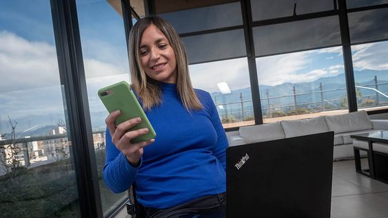Natalia Acevedo a los 16 años tuvo un accidente de auto que cambió su vida en muchos sentidos. Hoy, con su mensaje, da fuerzas a los demás. Foto: Ignacio Blanco / Los Andes