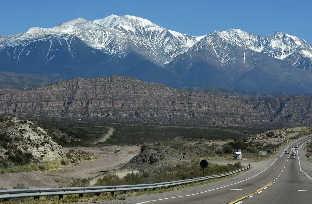 Dos jóvenes andinistas desaparecieron en 1996 cuando intentaban hacer cumbre en el cerro El Plata por una de las paredes más agrestes. Este fin de semana fueron hallados dos cuerpos en el lugar y, se cree, que son ellos.