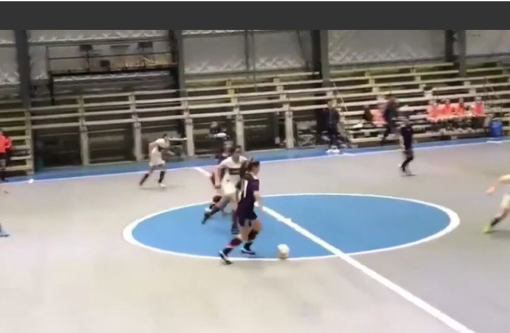 Video: un fantasma interrumpe un partido de futsal femenino y causa estragos