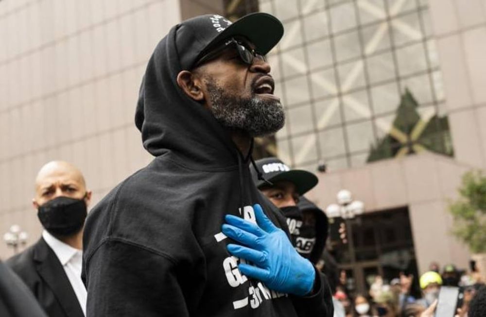 El ex NBA, Stephen Jackson, quien era íntimo amigo de Floyd y pidió lisa y llanamente la pena de muerte para el autor material del hecho,