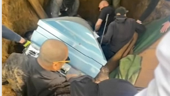 En Estados Unidos, un féretro cayó a la fosa junto a los familiares que lo sostenían.