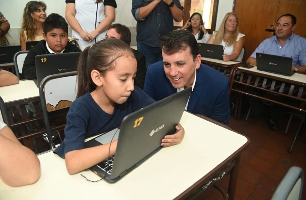 García Zalazar y Thomas entregaron 258 netbooks a 7 escuelas de Godoy Cruz