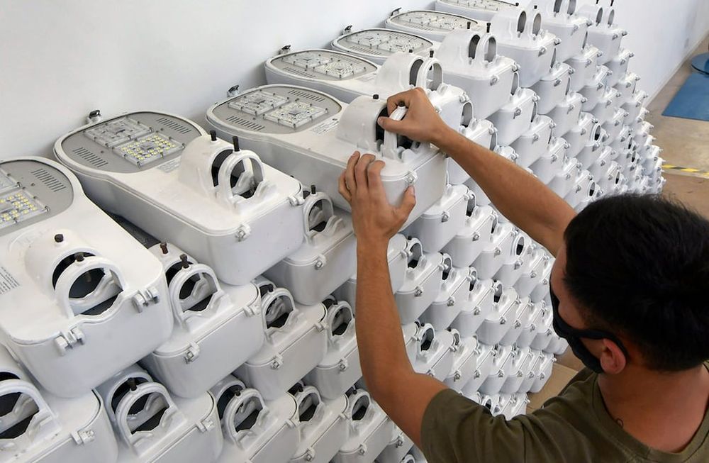 Se trata de la única planta de reconversión de luminarias de vapor de sodio y vapor de mercurio a LED en Argentina. Foto: Orlando Pelichotti / Los Andes