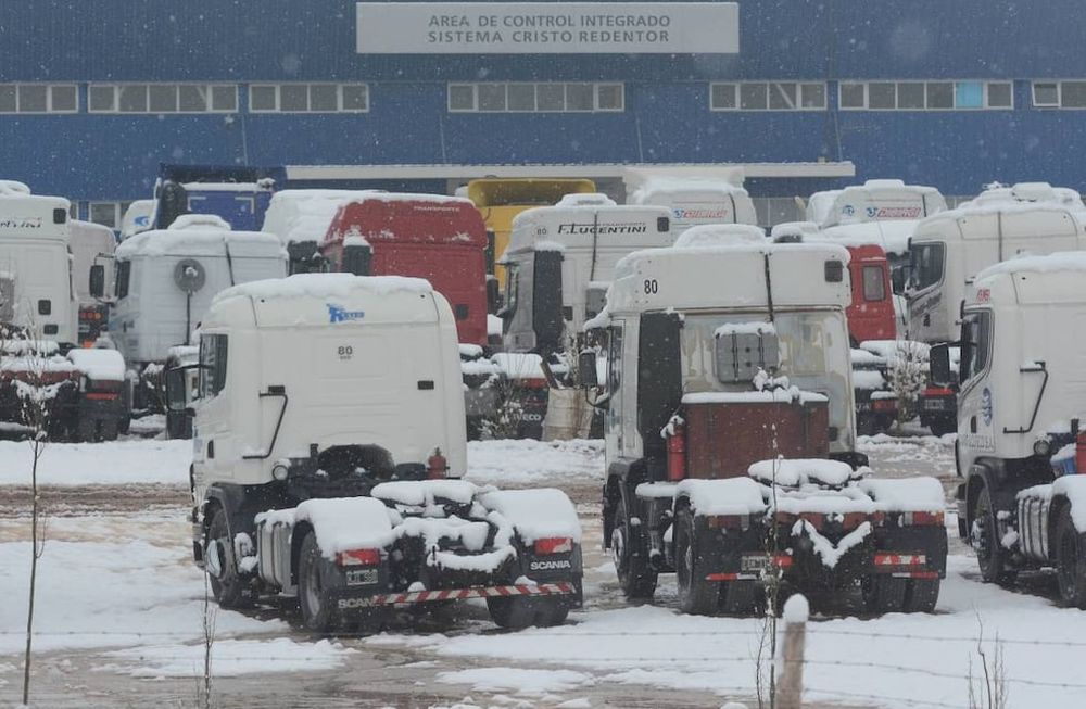 Los prestadores turísticos en Alta Montaña explotaron porque reabrió el paso Cristo Redentor pero solo pueden transitar camiones.