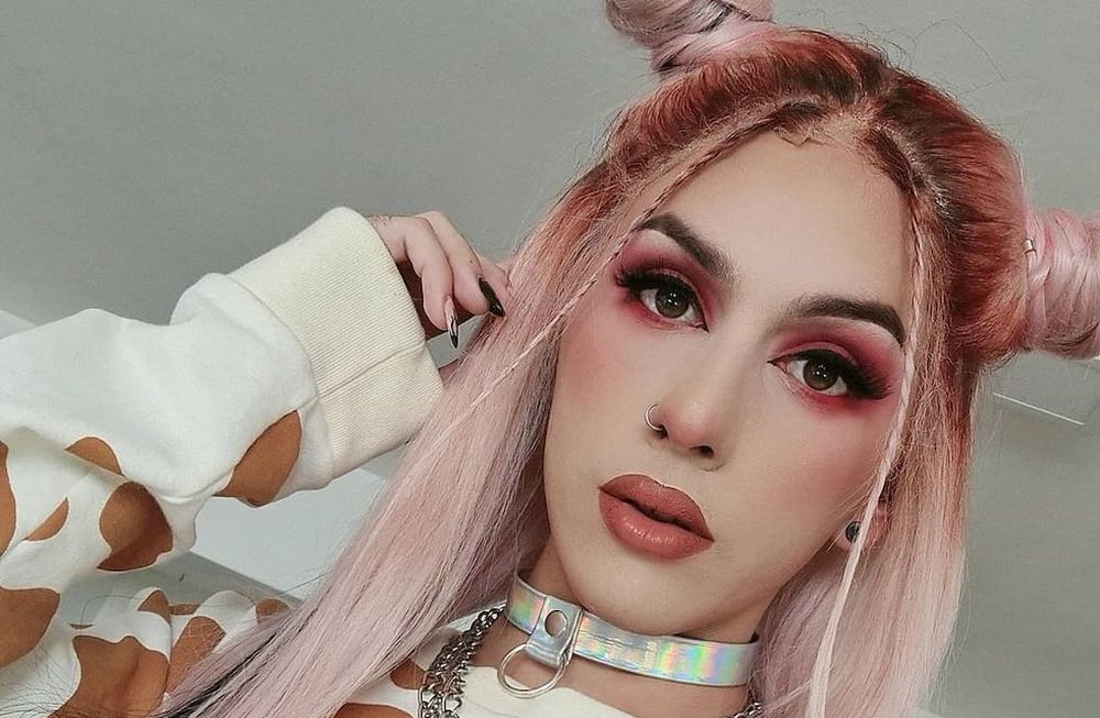 Dyhzy y una jugada producción de fotos en ropa interior sobre su cama