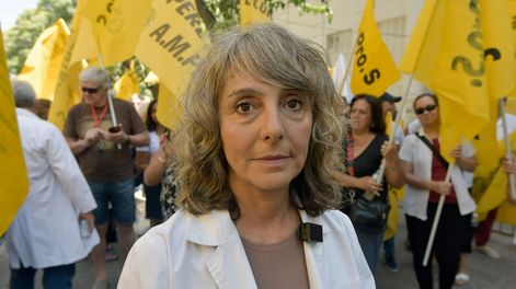 Los Andes | Marcha y protesta de AMPROSClaudia Iturbe, la secretaria gremial en AMPros, se manifestó en la Peatonal Sarmiento Foto: Orlando Pelichotti