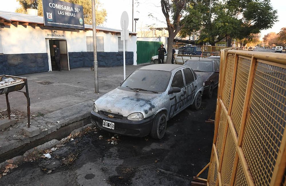El sábado hubo protestas y pintadas en la seccional. Los efectivos debieron montar un operativo especial. Foto: José Gutiérrez / Los Andes