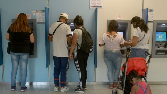 Así, el salario final quedará en $29.160, pero para ello, aumentará 9% en abril, 4% en mayo, 4% en junio, 3% en julio, 5% en agosto, 5% en noviembre y, finalmente, otro 5% en febrero de 2022. /Foto: Orlando Pelichotti / Los Andes