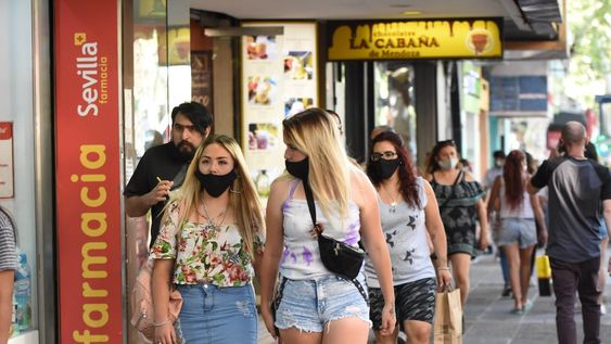 Los infectólogos advierten que el virus seguirá circulando durante la época estival, propensa a las aglomeraciones, sobre todo en las zonas de mayor afluencia turística / Mariana Villa