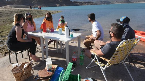 Las reuniones sociales y familiares están prohibidas en Mendoza dentro de domicilios particulares. Pero en espacios públicos o al aire libre, siguen permitidas (para no más de 10 personas por grupo). Foto: José Gutiérrez / Los Andes.