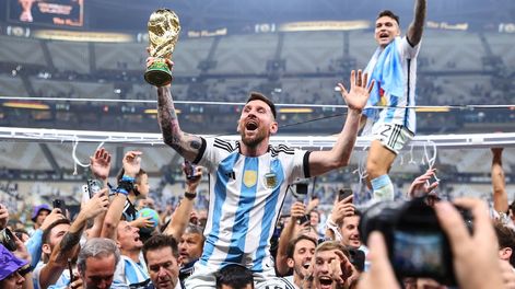 Lionel Messi celebra con la Copa del Mundo en sus manos. El momento más esperado. (Tom Weller/dpa)