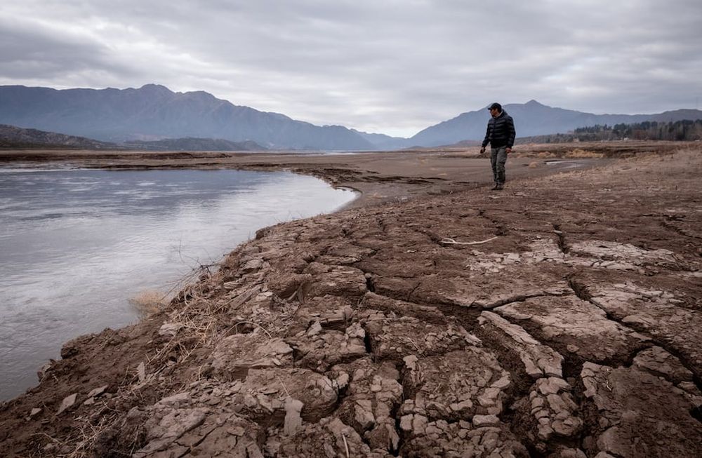 El dique Potrerillos llegó a la mitad de su vida útil y tiene uno de los niveles de agua más bajos para esta fecha.Foto: Ignacio Blanco / Los Andes