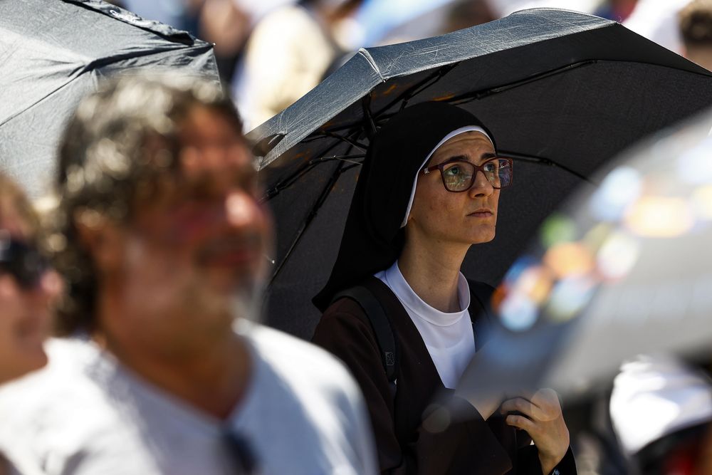 Fieles asisten al rezo del Ángelus pronunciado por el Papa León XIV desde la ventana del palacio apostólico que da a la Plaza de San Pedro en el Vaticano, el 29 de junio de 2025.