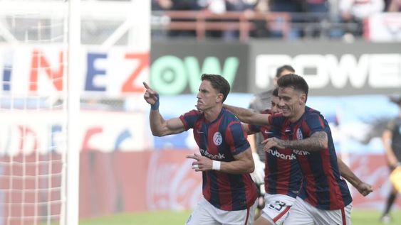 Vombergar rompió el 0 a 0 entre San Lorenzo e Instituto con dos goles de penal. / Gentileza.