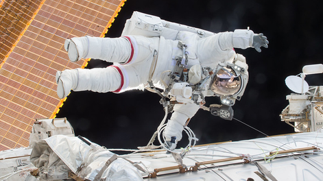 Astronautas de la NASA realizan quinta caminata espacial exclusivamente femenina.