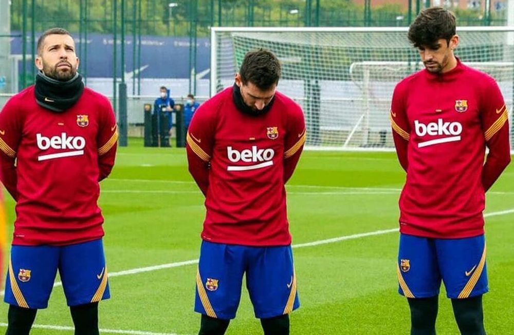 En el centro, Leo Messi con su cabeza gacha durante el minuto de silencio por la muerte de Diego Maradona. / gentileza