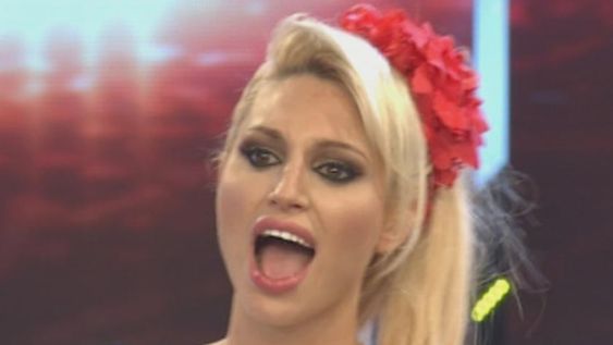 Vicky Xipolitakis se cree Cleopatra y se baña en leche