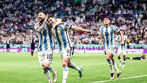 Julián Álvarez es saludado por Messi y atrás llega Nahuel Molina para sumarse al festejo. Los tres estarán en la final.