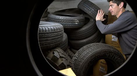 Los Andes | Por problemas sindicales las tres fábricas que hay en el país ( Fate O, Pirelli y Bridgestone ), están con la fabricación de neumáticos paralizadas. En el mercado ya empiezan a faltar algunas medidas.En la foto, La Casa de Neumáticos Narváez, de Ciudad t