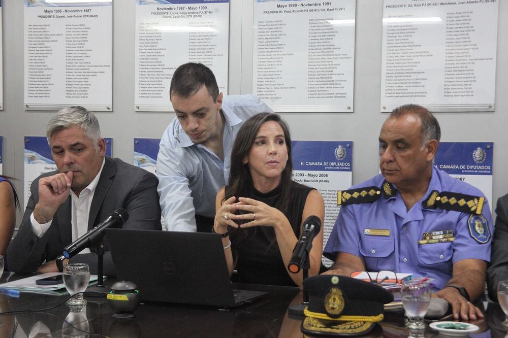 La ministra de Seguridad y Justicia, Mercedes Rus, junto al presidente del bloque de diputados del PJ, Germán Gómez, y el director de la Policía, Marcelo Calipo.