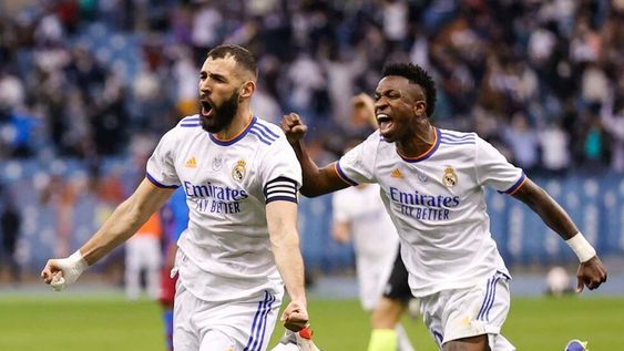 Karim Benzema y Vinícius, siempre presentes en el marcador para el Real Madrid que superó al Barcelona en el clásico por la Supercopa Española. (AP)
