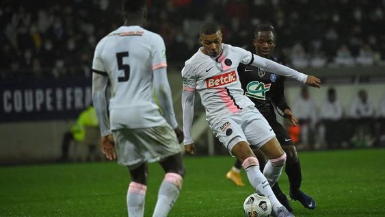 Con un triplete de Mbappé los parisinos golearon a un equipo de la cuarta categoría.