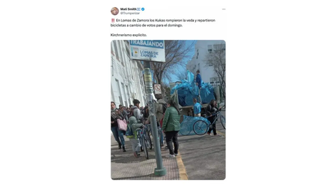 No, esta foto que supuestamente muestra cómo regalan bicicletas a cambio del voto en Lomas de Zamora no es actual