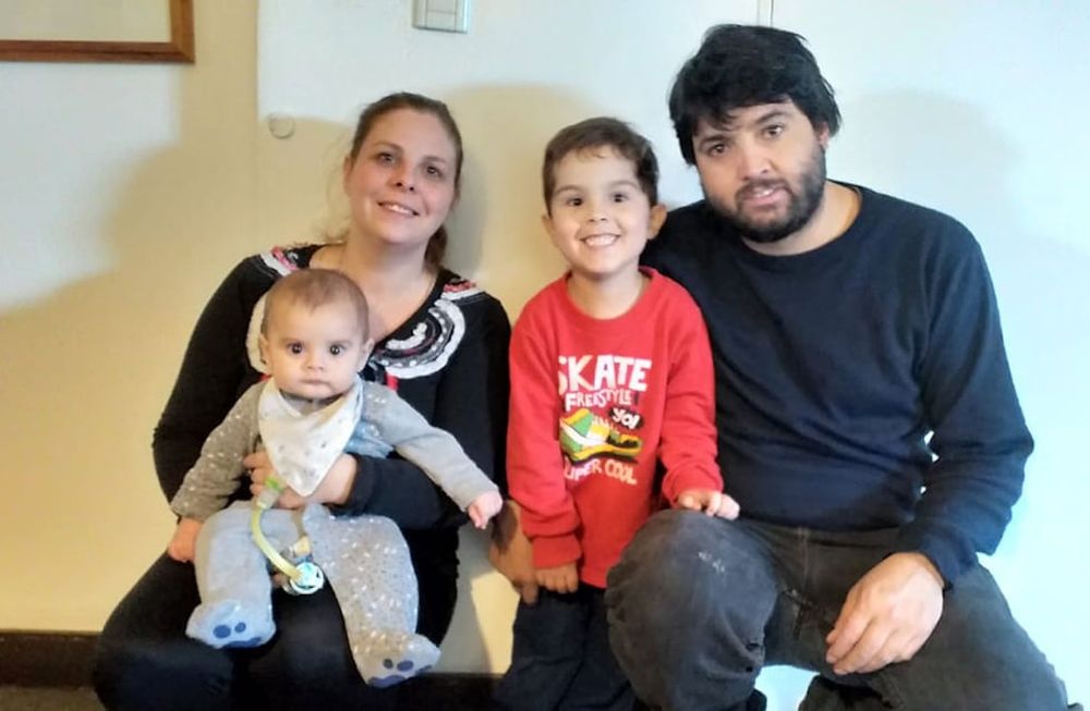 La familia de Joaquín (al centro de la foto) ya puede respirar tranquila tras la intervención. Aquí, el niño junto a mamá Cynthya, papá Emilio y el pequeño Bautista.