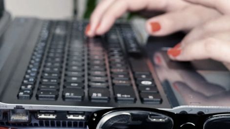 Pasamos del texto estático al fluido, de lectores a usuarios. De diseñar objetos, como un libro, a diseñar servicios, como un ebook.