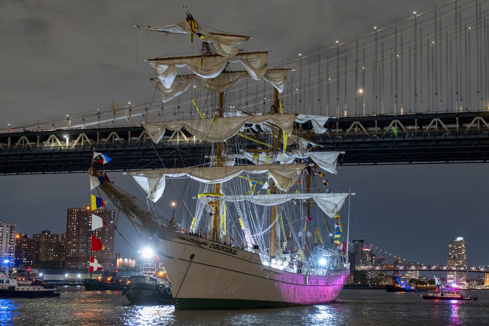 Fotografía del buque escuela mexicano Cuauhtémoc junto al puente de Brooklyn este sábado, en Nueva York (EE.UU.)