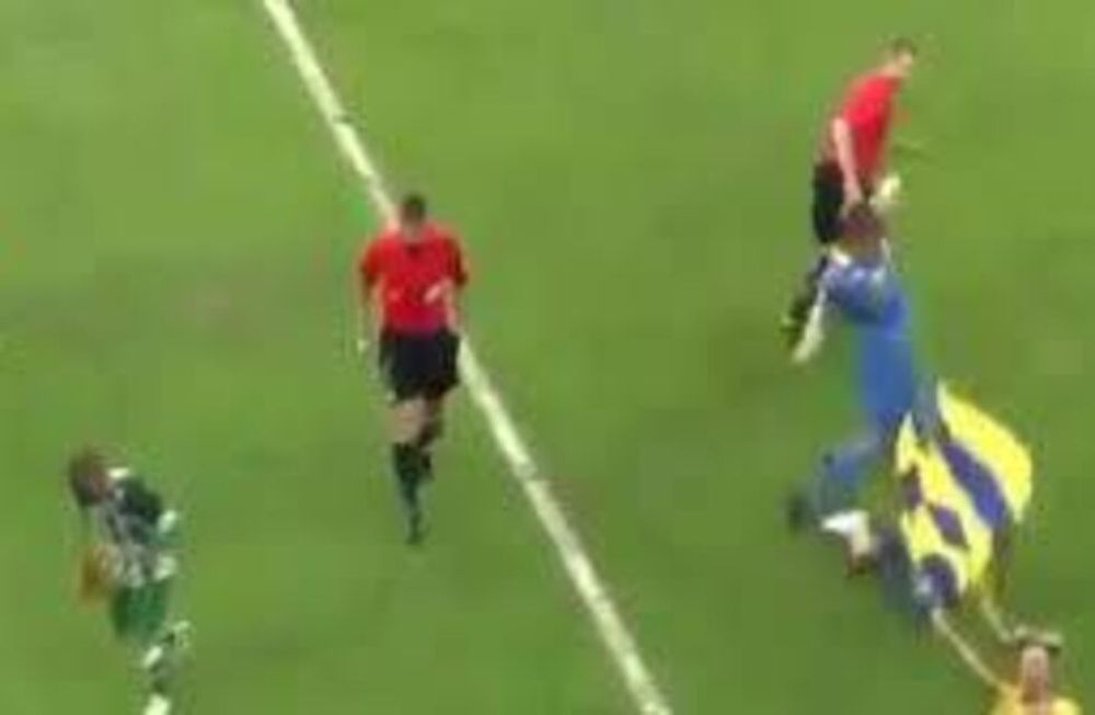 Fútbol curioso: iba a empezar el partido y una porrista se llevó por delante al capitán de un equipo