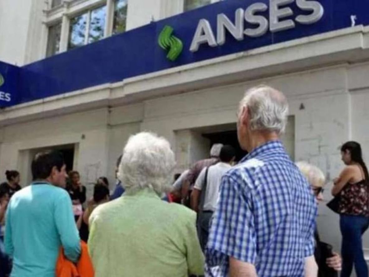 Los Jubilados cobramos en devaluados pesos y pagamos precios internacionales / Archivo