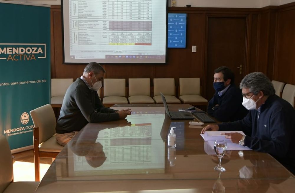 El ministro de Economía de la provincia, Enrique Vaquié, junto al subsecretario de Agricultura y Ganadería, Sergio Moralejo, y al director de Ganadería, Damián Carbó, analizaron el impacto de la suspensión de exportaciones de carne anunciadas por el Gobierno nacional. Foto: Orlando Pelichotti/ Los Andes