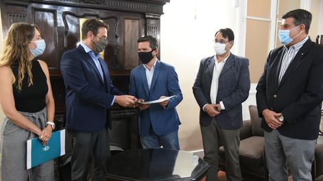 Los Andes | El ministro Mario Isgró y la titular del IPV, Marta Ontanilla, presentaron en la Legislatura el proyecto de regularización dominial.