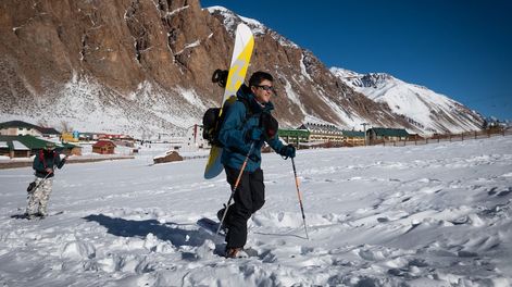 Los Andes | Penitentes, MendozaLa montaña mendocina poco a poco se va vistiendo de blanco, turistas y esquiadores disfrutan de las primeras nevadas en alta montaña.Carlos Migno y Jose Maria Quiroga se preparan para hacer esqui fuera de pista.Foto: Ignacio Blanco