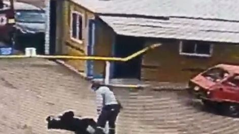 El presidente de Bomberos Voluntarios San Martín y el secretario de Bomberos Voluntarios Palmira protagonizaron una pelea, que quedó registrada en imágenes