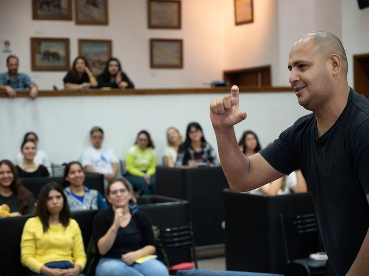 Estudiantes universitarios aprendieron lengua de señas
