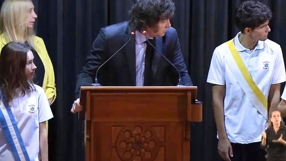 La reacción de Milei ante el desmayo de dos alumnos