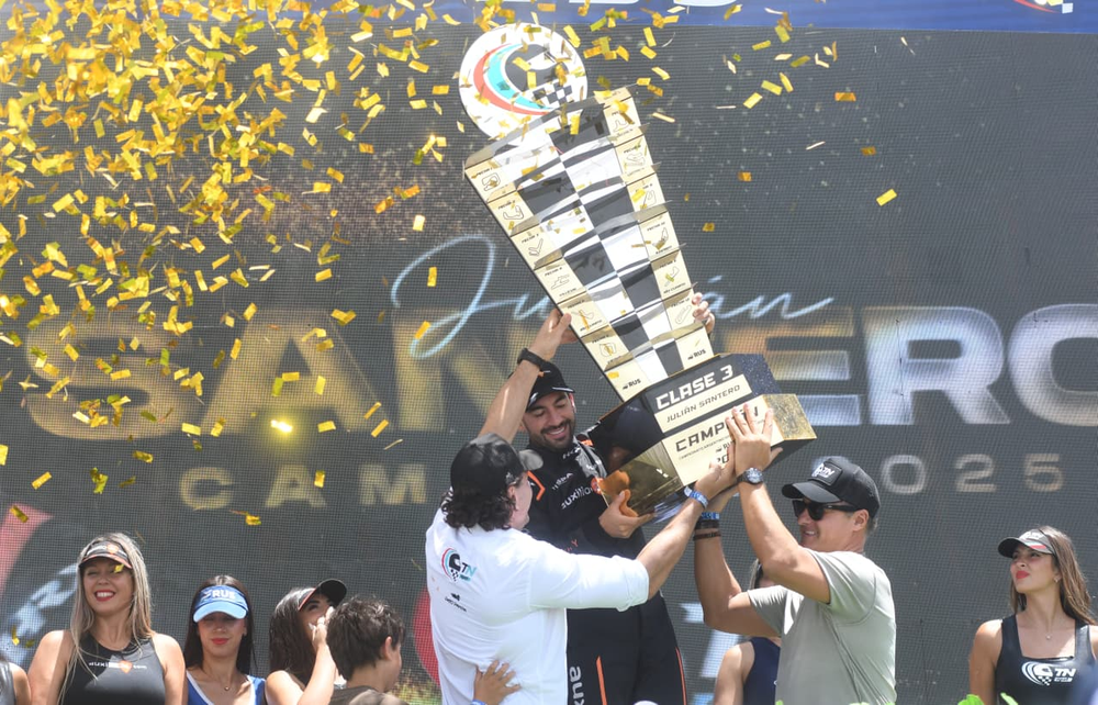 Campeonazo. El piloto mendocino celebró el bicampeonato en lo más alto del podio del Autódromo San Martín.&nbsp;