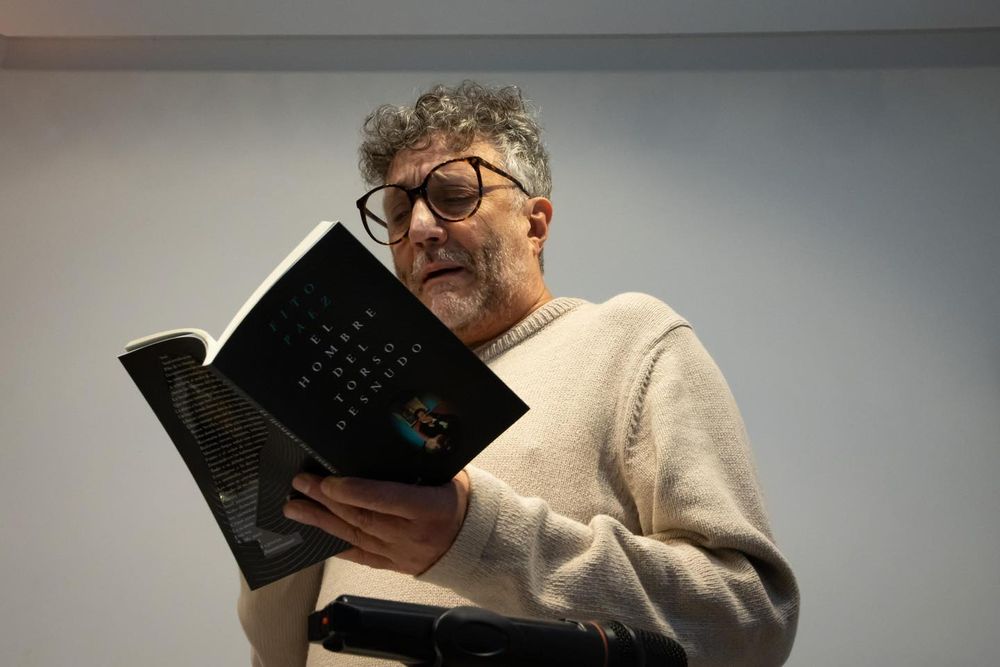 Fito Páez lee un poema de su libro&nbsp;El hombre del torso desnudo.