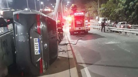 Accidente vial en la Costanera, por el cual un conductor debió pagar por los daños en infraestructura.&nbsp;