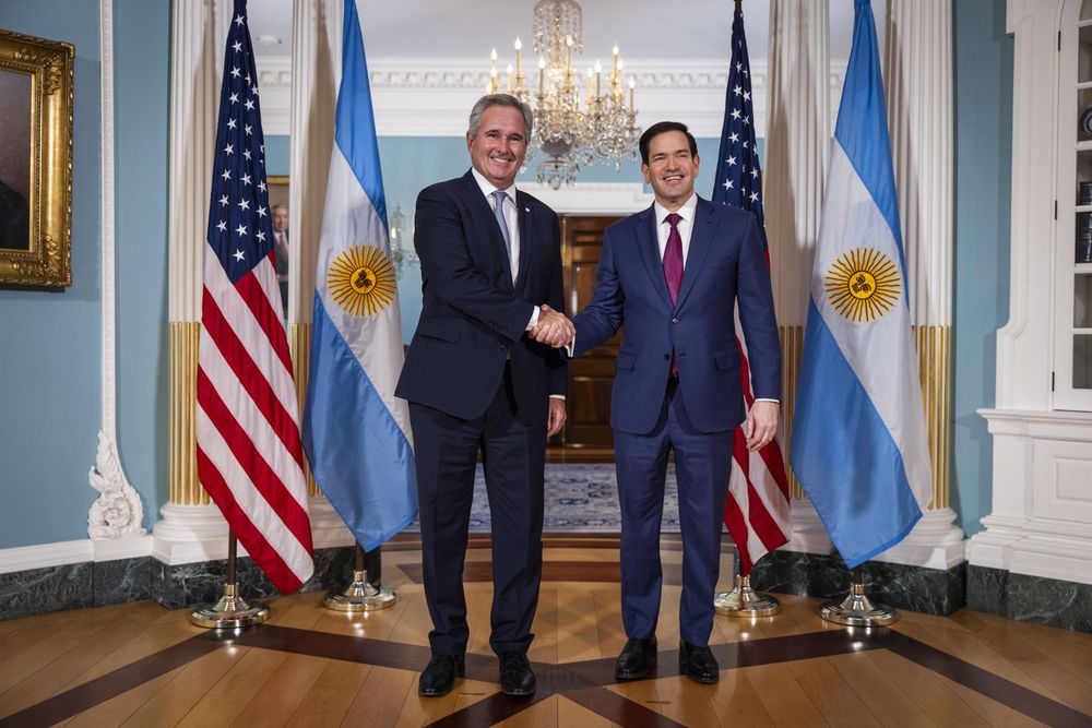 El secretario de Estado estadounidense, Marco Rubio (D), posa para una foto con el ministro de Relaciones Exteriores argentino, Pablo Quirno (I), antes de su reunión en el Departamento de Estado en Washington, D.C., EE. UU., el 13 de noviembre de 2025. 