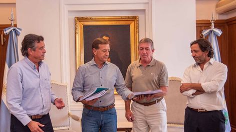 El ministro de Gobierno, Víctor Ibáñez junto al gobernador Rodolfo Suárez quien firmó las acciones legales. Acompañaron el asesor de Gobierno, Ricardo Canet y el fiscal de Estado, Fernando Simón.