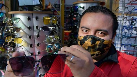 Carlos Chaparro (23 años) admite que “la calle tiene de todo, en especial grandes personajes” y que ha cosechado amigos gracias a su trabajo. / Foto: Orlando Pelichotti