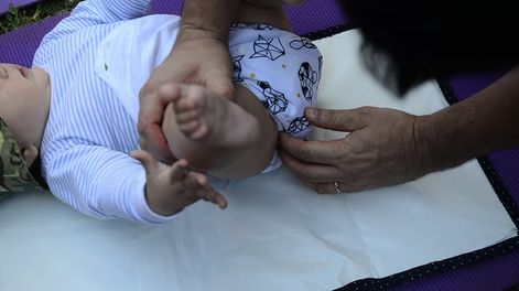 Según los cálculos, un bebé recién nacido requiere aproximadamente 8 pañales al día. Archivo